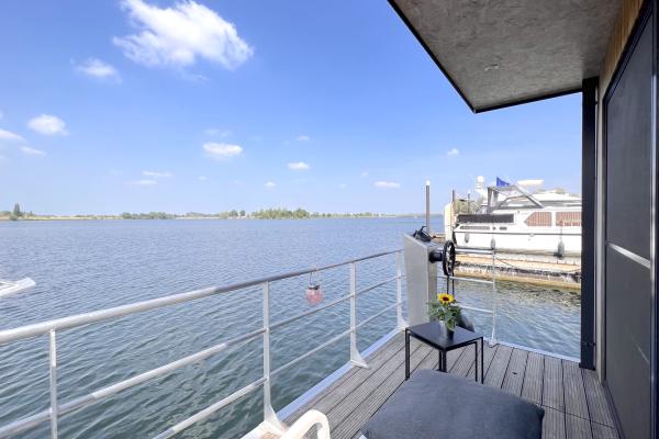 Luxe huisboot voor 2 personen aan idyllische haven in Maasbommel - thumbnail 1