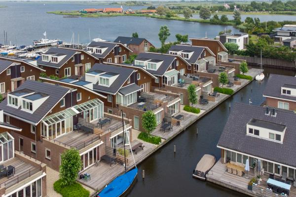 Luxe gelijkvloers appartement met waterterras in hartje Uitgeest - thumbnail 1