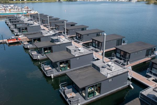 Havenlodge Mookerplas: uniek drijvend vakantiehuis in het groen - thumbnail 1