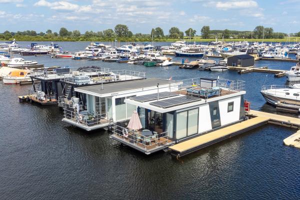 Woonboot met dakterras in schilderachtige haven van Kerkdriel - thumbnail 2