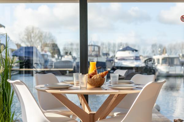 Woonboot met dakterras in schilderachtige haven van Kerkdriel - thumbnail 6