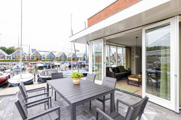 Luxe watervilla Uitgeest: 2 badkamers, dakterras & direct aan het water - thumbnail 2