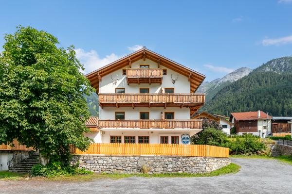 Groots groepshuis voor 26 personen met sauna en bioscoop bij de piste in Pettneu - thumbnail 1