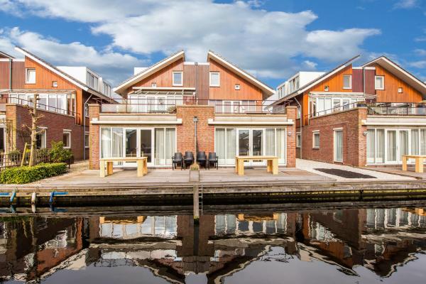 Ruim 12-persoons appartement met privé aanlegsteiger aan het Uitgeestermeer - thumbnail 1