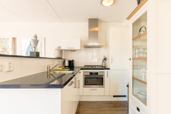 Ruim 12-persoons appartement met privé aanlegsteiger aan het Uitgeestermeer - thumbnail 6