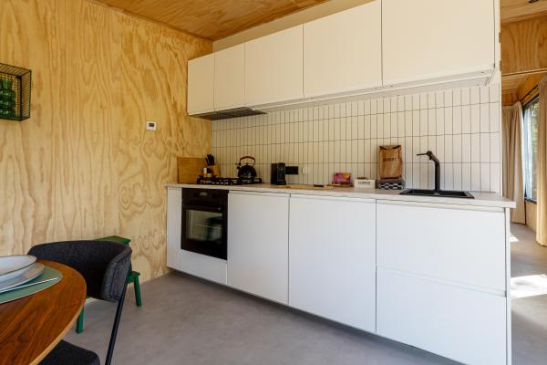 Sfeervol Tiny House midden in het bos op de Veluwe, 50m van centrum Nunspeet - thumbnail 4