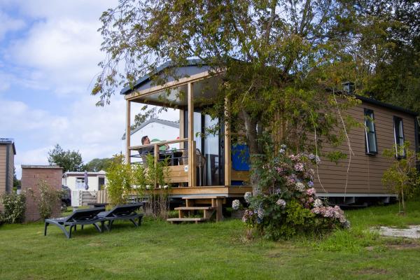 Luxe chalet op familiecamping, 750m van strand aan de Waddenzee - thumbnail 1
