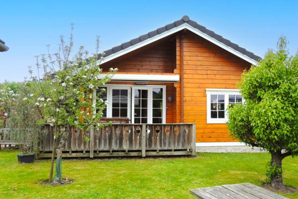 Sfeervol houten chalet aan de Oosterschelde op Tholen - thumbnail 2