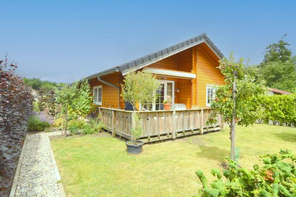 Sfeervol houten chalet aan de Oosterschelde op Tholen - thumbnail 1