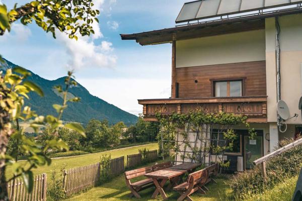 Ruim vakantiehuis voor 14 personen met sauna direct aan de piste in Itter - thumbnail 1