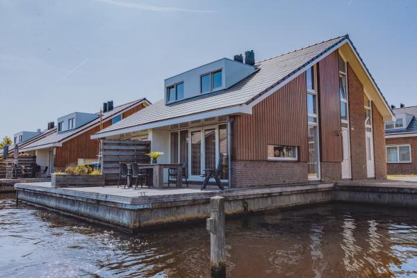 Modern vakantiehuis direct aan het Uitgeestermeer voor 6 personen - thumbnail 2