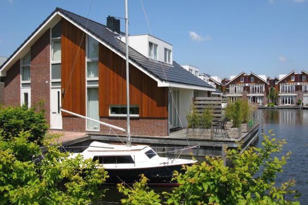 Modern vakantiehuis direct aan het Uitgeestermeer voor 6 personen - thumbnail 1