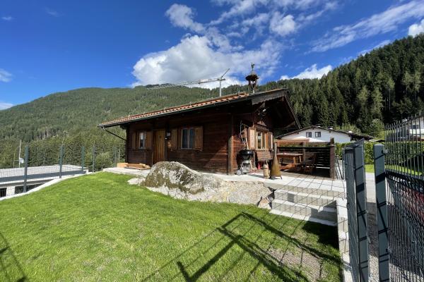 Vrijstaand chalet aan de piste in Pill met privétuin en houtkachel - thumbnail 1