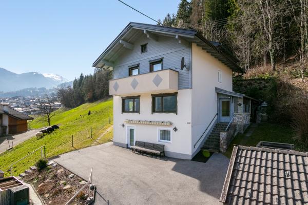 Vrijstaand vakantiehuis in Fügen met 4 slaapkamers op 300m van de skilift - thumbnail 1