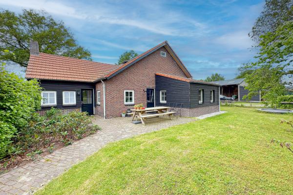 Landelijk vakantiehuis aan bosrand met 2 badkamers en omheinde tuin - thumbnail 1
