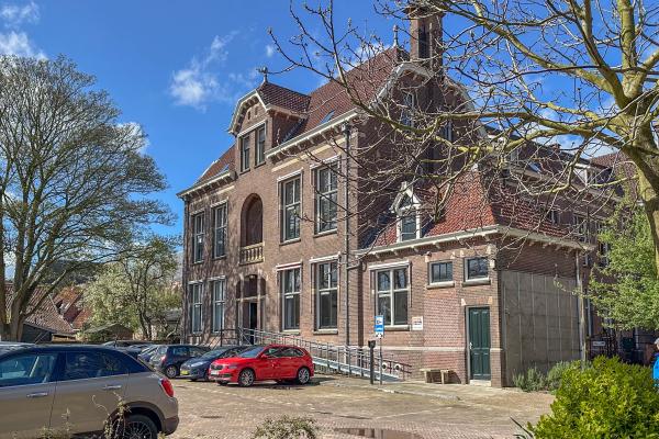 Historisch weeshuis in hartje Enkhuizen voor 18 personen - thumbnail 1