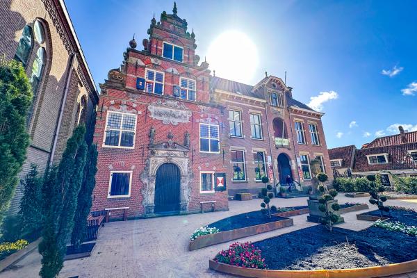 Historisch weeshuis in hartje Enkhuizen – unieke groepsaccommodatie voor 14 personen - thumbnail 1