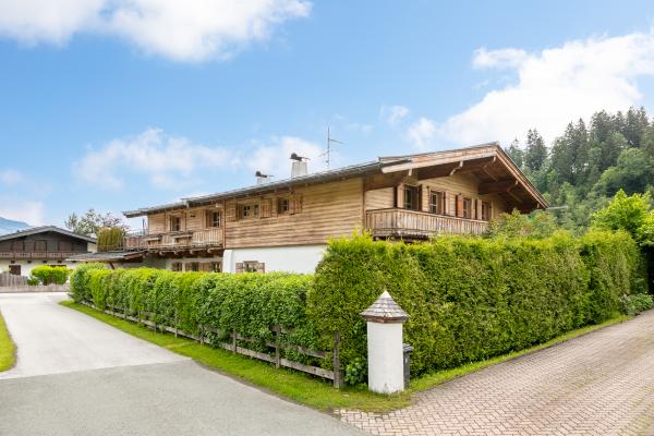 Ruim familieappartement voor 10 personen op 120 meter van de skilift in Kitzbühel - thumbnail 1
