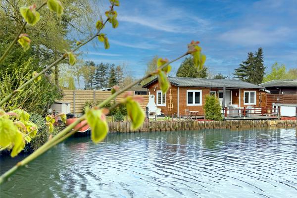 In het centrum van Geel: Vrijstaand chalet aan het water voor 2 personen - thumbnail 1