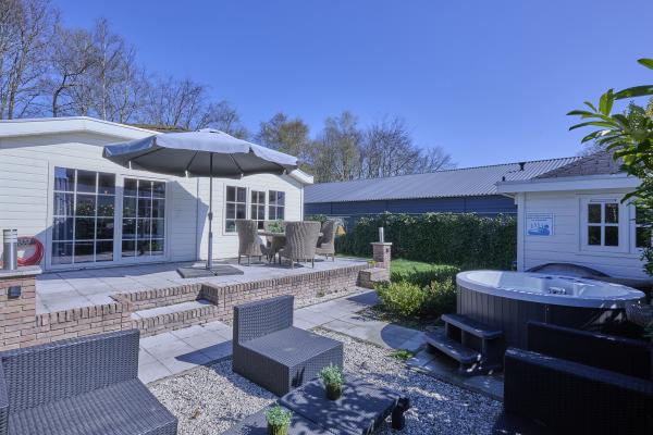 Wellness bungalow in het bos op 470m van Kaatsheuvel centrum - thumbnail 1