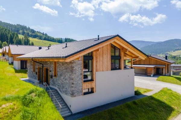 Vrijstaand vakantiehuis in Sankt Lambrecht direct aan de piste · 100 m² - thumbnail 1
