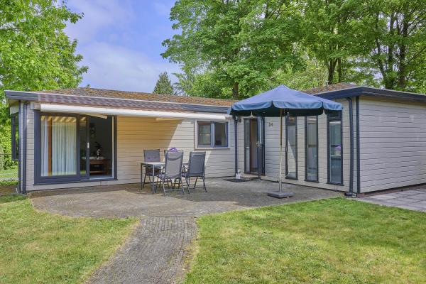 Huisdiervriendelijk chalet met omheinde tuin op Bospark de Wervelwind - thumbnail 1