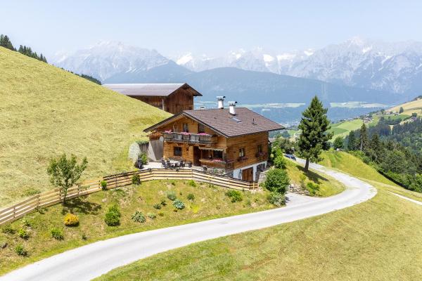 Vrijstaand chalet op de Kolsassberg met uitzicht op het Karwendelgebergte - thumbnail 1