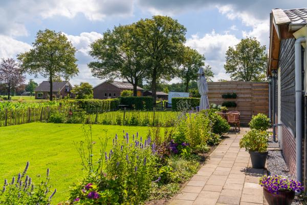 Weidezicht: Nieuw vakantiehuis met grote tuin in hartje Hellendoorn - thumbnail 1