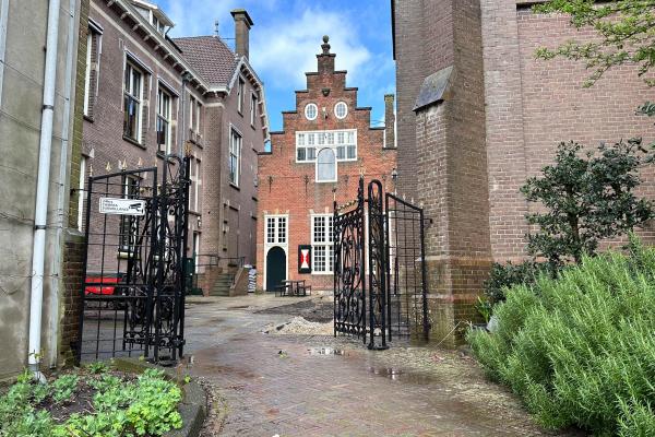Twee historische weeshuizen voor 32 personen in hartje Enkhuizen - thumbnail 4