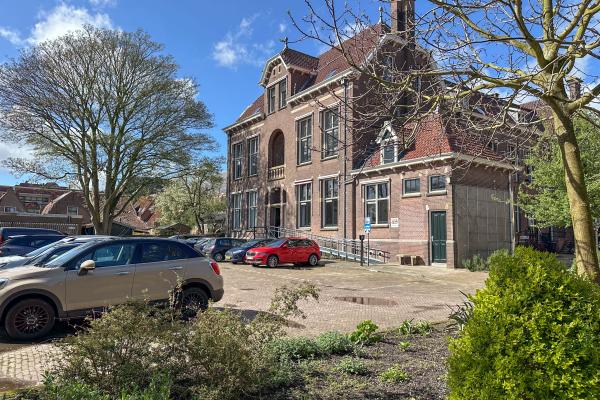 Twee historische weeshuizen voor 32 personen in hartje Enkhuizen - thumbnail 1