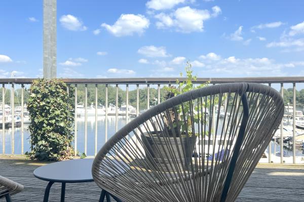 Luxe waterside appartement Maasbommel met havenzicht en terras - thumbnail 1