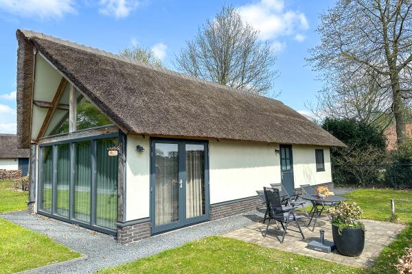 Landelijk luxe rietgedekt huis op vakantielandgoed in Alphen - thumbnail 1