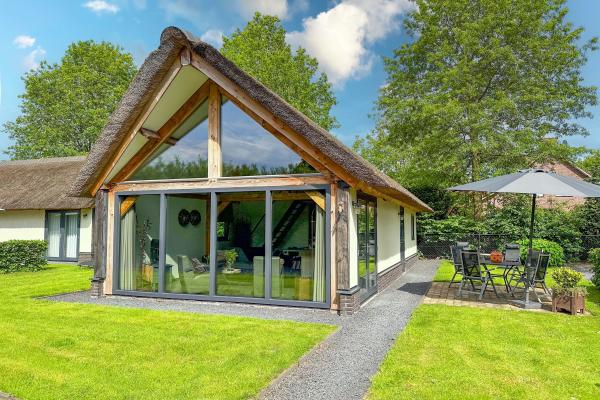 Landelijk luxe rietgedekt huis op vakantielandgoed in Alphen - thumbnail 2