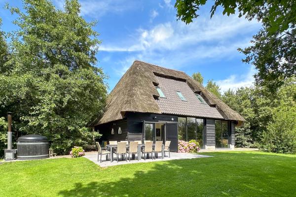 Vrijstaande villa met hottub en panoramisch uitzicht over natuurgebied - thumbnail 1