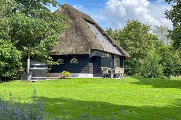 Vrijstaande villa met hottub en panoramisch uitzicht over natuurgebied - thumbnail 2