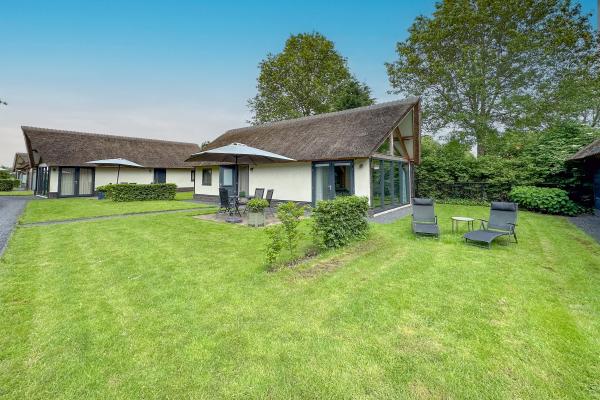 Landelijke rietgedekte villa in het Brabantse buitengebied van Alphen - thumbnail 1