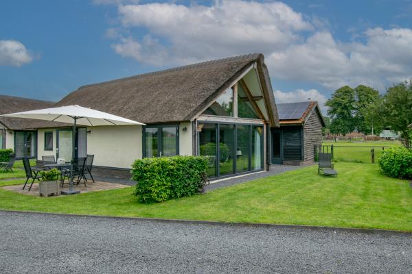 Luxe rietgedekte villa in landelijk Brabant, dichtbij Alphen - thumbnail 1