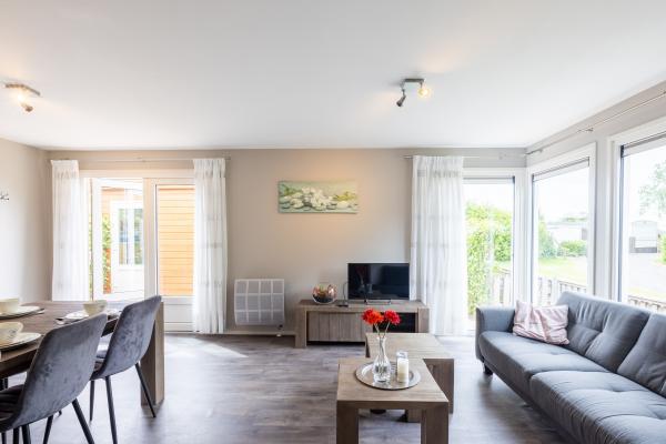 Landelijk chalet aan het water met eigen sloep in hartje Friesland - thumbnail 3