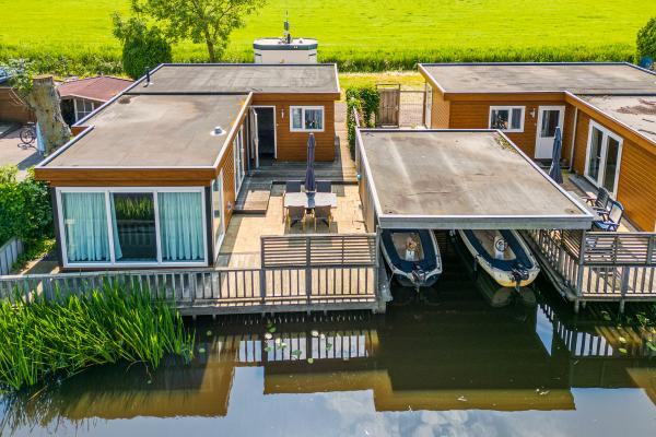Luxe chalet aan het water met eigen sloep in hartje Friesland - thumbnail 1