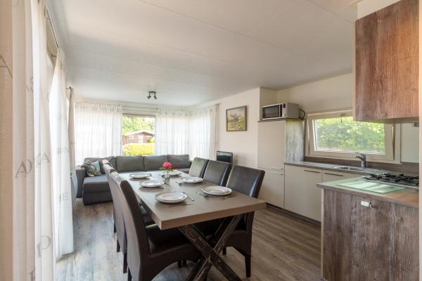 Luxe chalet aan het water met eigen sloep in hartje Friesland - thumbnail 3