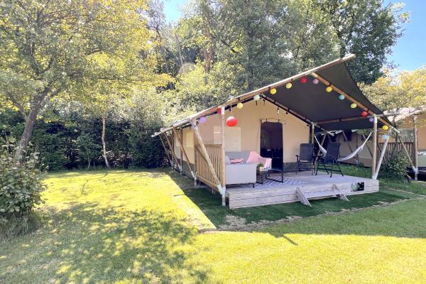 Luxe safaritent op sfeervol Veluws park, nabij bos en water - thumbnail 1