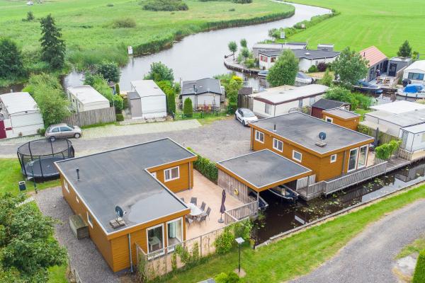 Luxe waterchalet met sloep in hartje Friese Meren – 8 personen - thumbnail 1