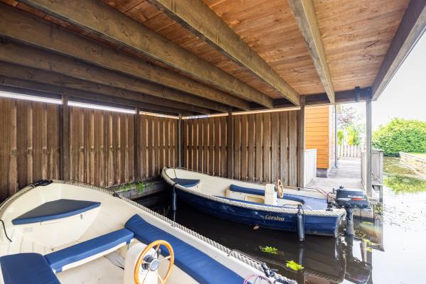 Luxe waterchalet met sloep in hartje Friese Meren – 8 personen - thumbnail 3