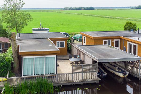 Sfeervol waterchalet met eigen sloep op rustig park in hartje Friese Meren - thumbnail 1