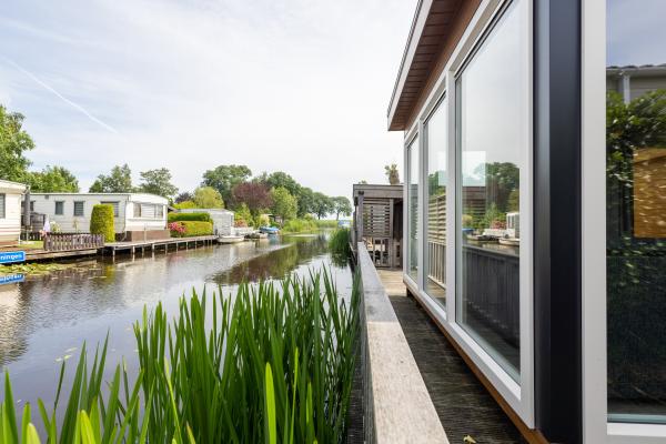 Sfeervol waterchalet met eigen sloep op rustig park in hartje Friese Meren - thumbnail 2