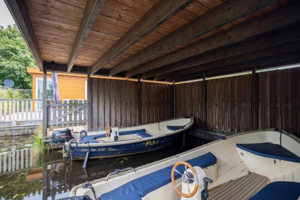 Sfeervol waterchalet met eigen sloep op rustig park in hartje Friese Meren - thumbnail 3