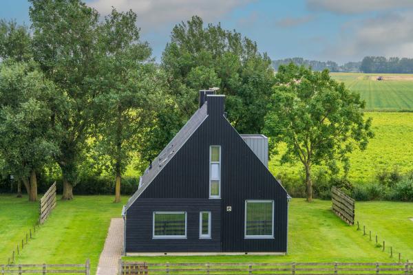 Uniek Vissershuis direct aan de Waddenzee in Friesland - thumbnail 1