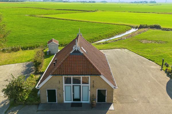 Sfeervol Koetshuis bij het Wad met weids uitzicht over Friese weilanden - thumbnail 1