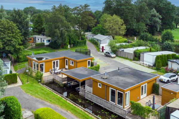 Twee luxe chalets met privésloepen aan water in hartje Friesland - thumbnail 1