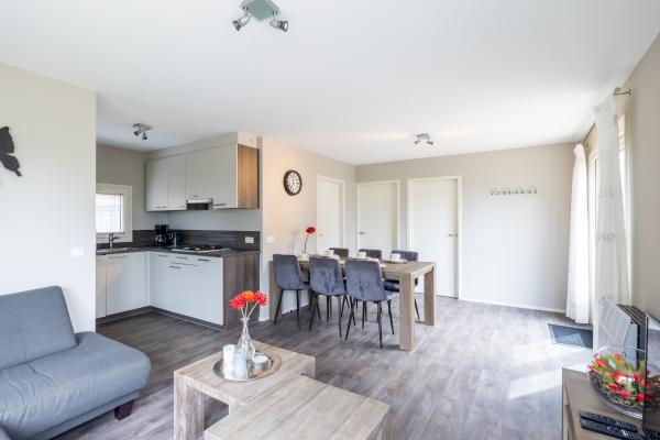Twee luxe chalets met privésloepen aan water in hartje Friesland - thumbnail 4